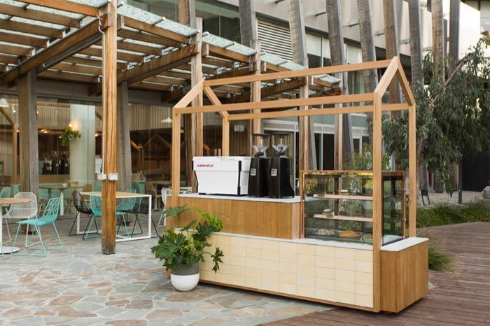 mostrador-de-madera-natural-con-forma-de-casa