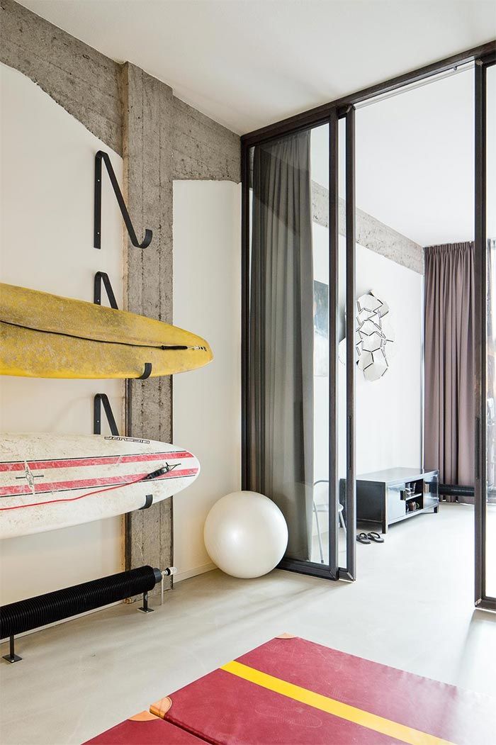 2-loft-amsterdam-holanda-puertas-hierro-estilo-industrial-decoracion-moderna-armarios-blancos
