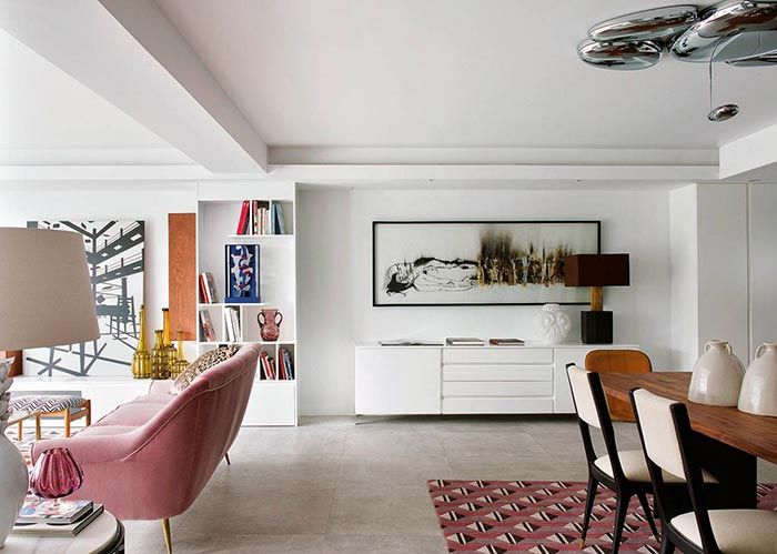 3-salon-sofa-rosa-anos-50-make-sense-studio-decoracion-elegante