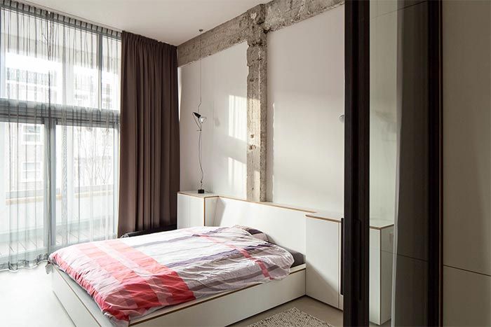 4-loft-amsterdam-holanda-puertas-hierro-estilo-industrial-decoracion-moderna-armarios-blancos