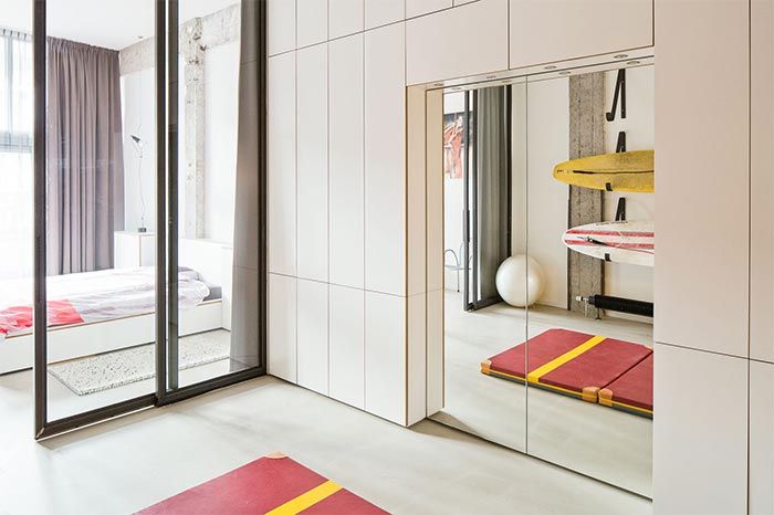 5-loft-amsterdam-holanda-puertas-hierro-estilo-industrial-decoracion-moderna-armarios-blancos