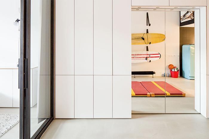 6-loft-amsterdam-holanda-puertas-hierro-estilo-industrial-decoracion-moderna-armarios-blancos
