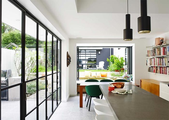 cocina-blanca-acceso-al-jardin-puertas-hierro-arent-pyke