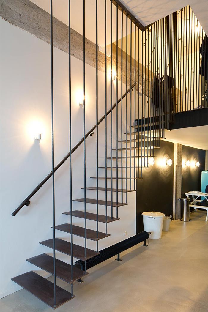 escalera-hierro-loft-amsterdam-holanda-puertas-hierro-estilo-industrial-decoracion-moderna-armarios-blancos