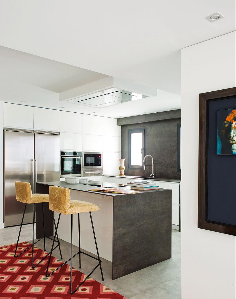 pequena-cocina-con-isla-central-make-sense-studio