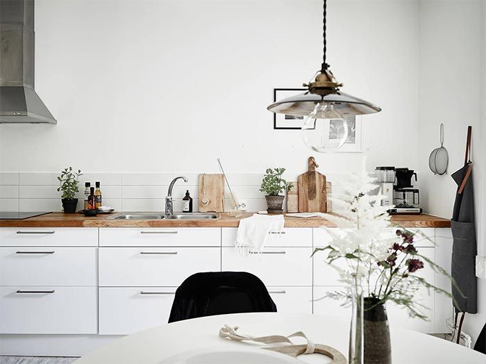 2-cocina-blanca-pared-piso-estilo-nordico-decoracion-sofa-tela-gris