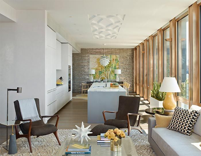 3-salon-decorado-tonos-tierra-sofa-en-l-butacas-estilo-midcentury