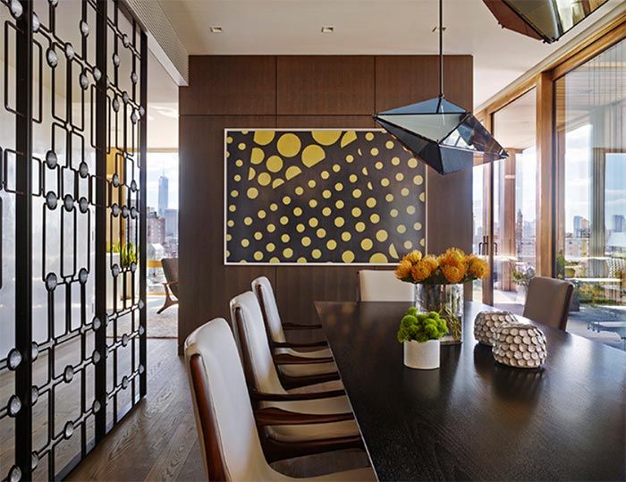9-salon-decorado-tonos-tierra-sofa-en-l-butacas-estilo-midcentury