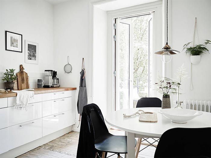 cocina-blanca-pared-piso-estilo-nordico-decoracion-sofa-tela-gris