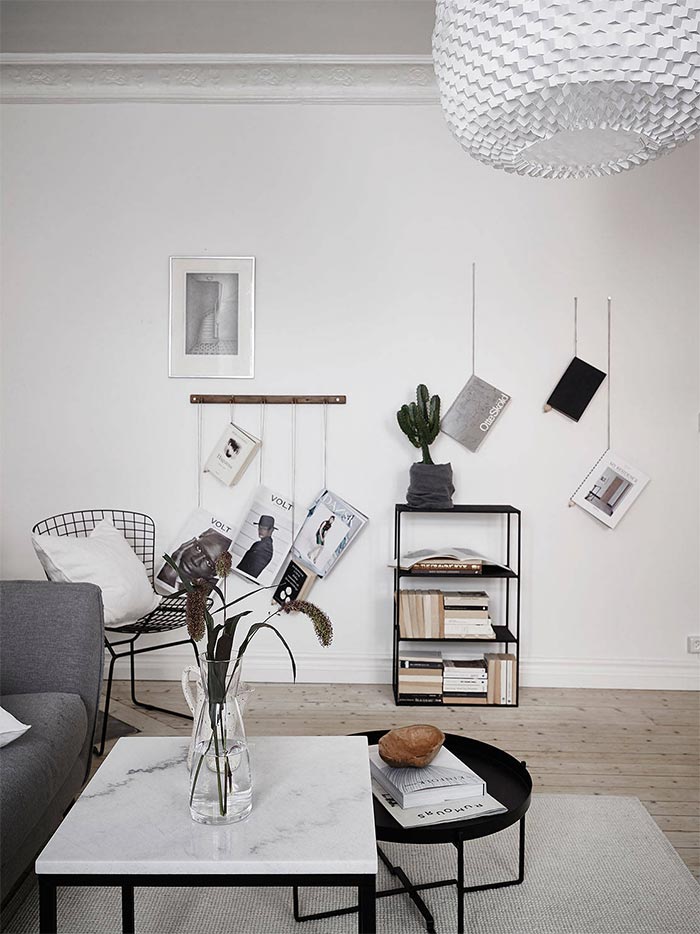 revistero-cuerda-pared-piso-estilo-nordico-decoracion-sofa-tela-gris
