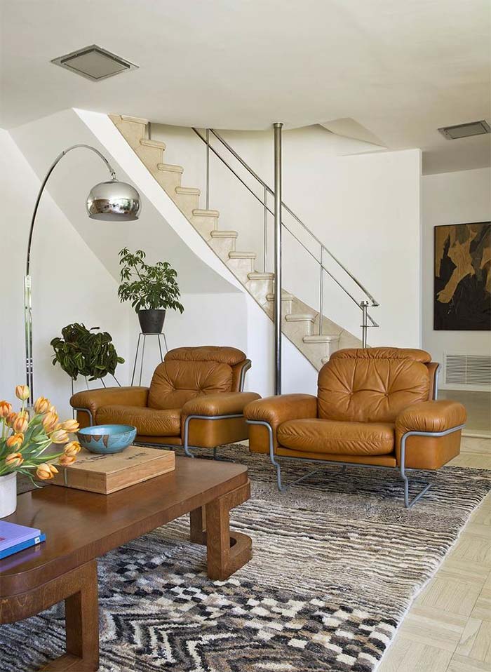 2-casa-estilo-eclectico-natural-salon-butacones-cuero-chad-mcphail-design