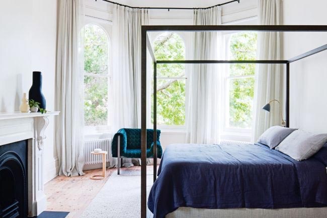 dormitorio-con-toques-azul-y-cama-con-dosel