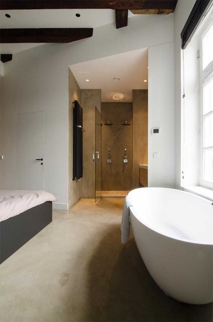 2-dormitorio-con-banera-exenta-y-eames-lounge-chair-con-otoman-loft-amsterdam
