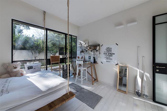 2-dormitorio-con-cama-colgante-con-cuerdas