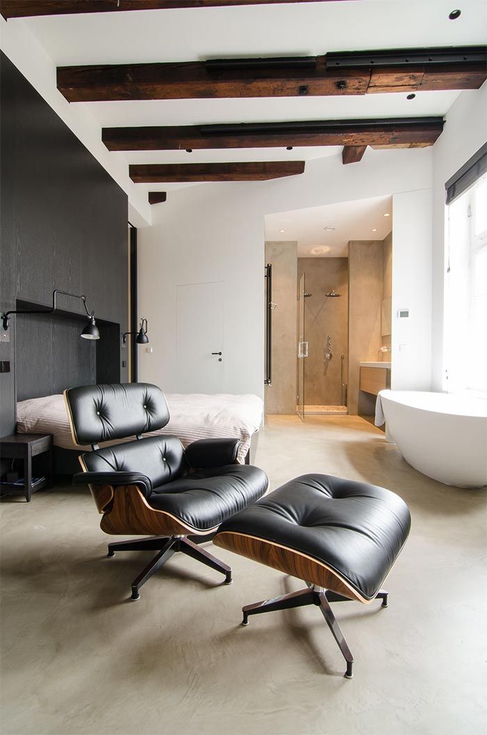 dormitorio-con-banera-exenta-y-eames-lounge-chair-con-otoman-loft-amsterdam