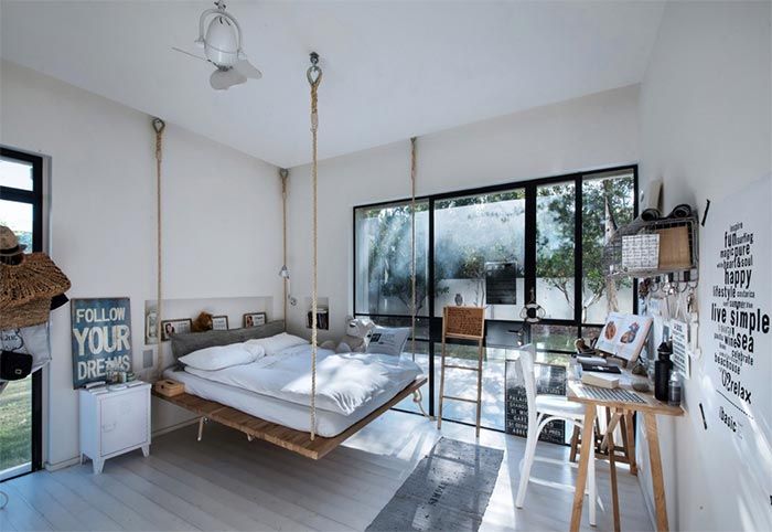 dormitorio-con-cama-colgante-con-cuerdas