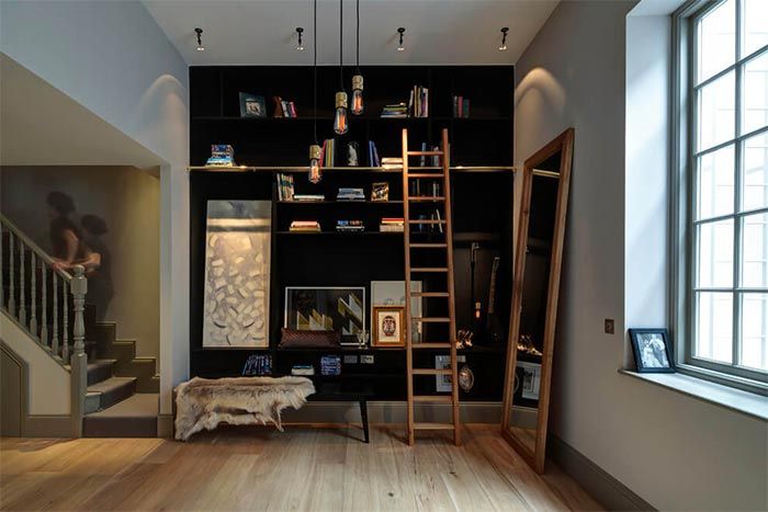 estanteria-libreria-negra-con-escalera