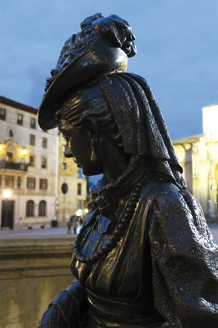 estatua-regenta-plaza-catedral-guia-de-oviedo-ediciones-calecha