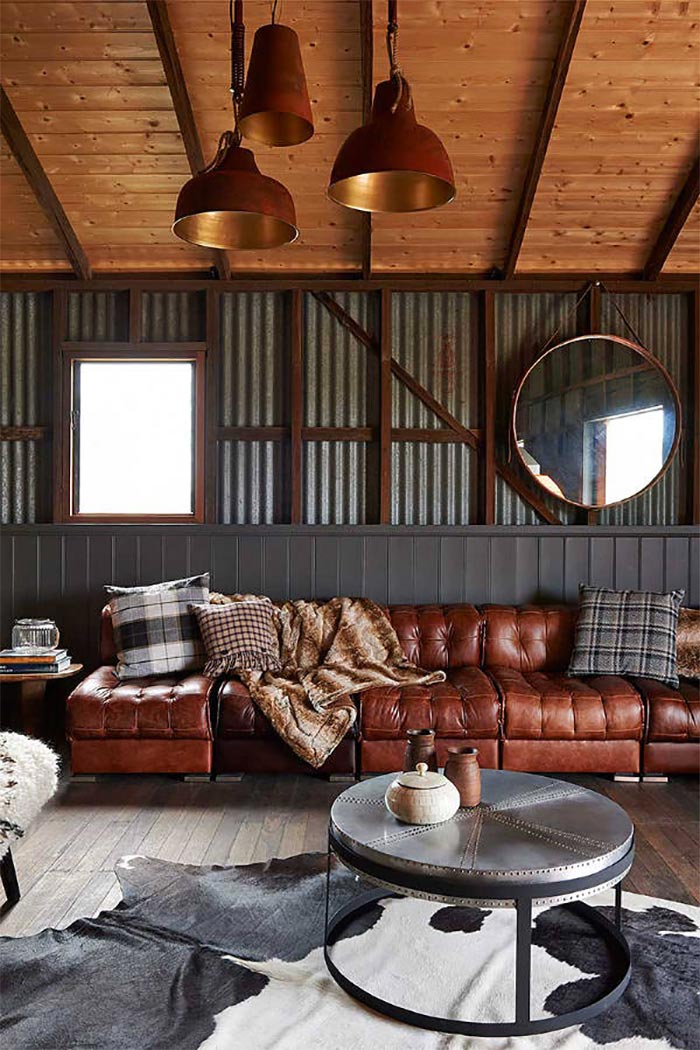 sofa-cuero-granja-establo-de-madera-convertido-en-casa-de-vacaciones