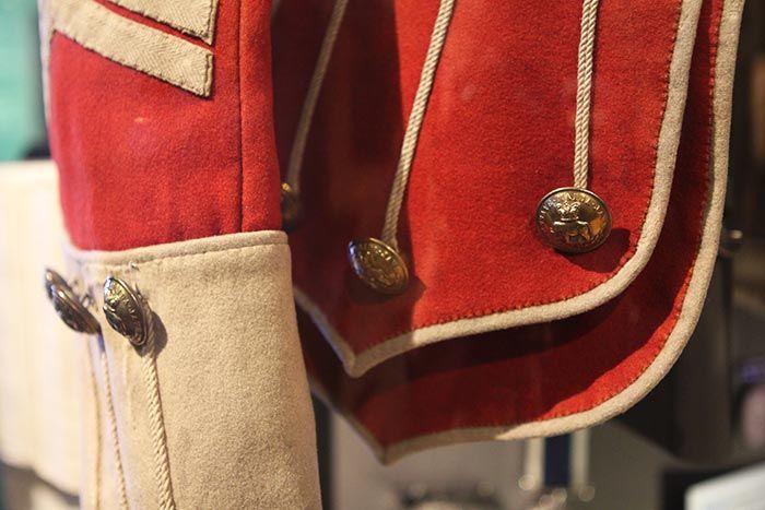 chaqueta-militar-antigua-roja-y-blanca