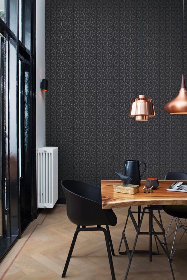 comedor-con-paredes-papel-pintado-negro-y-lamparas-cobre