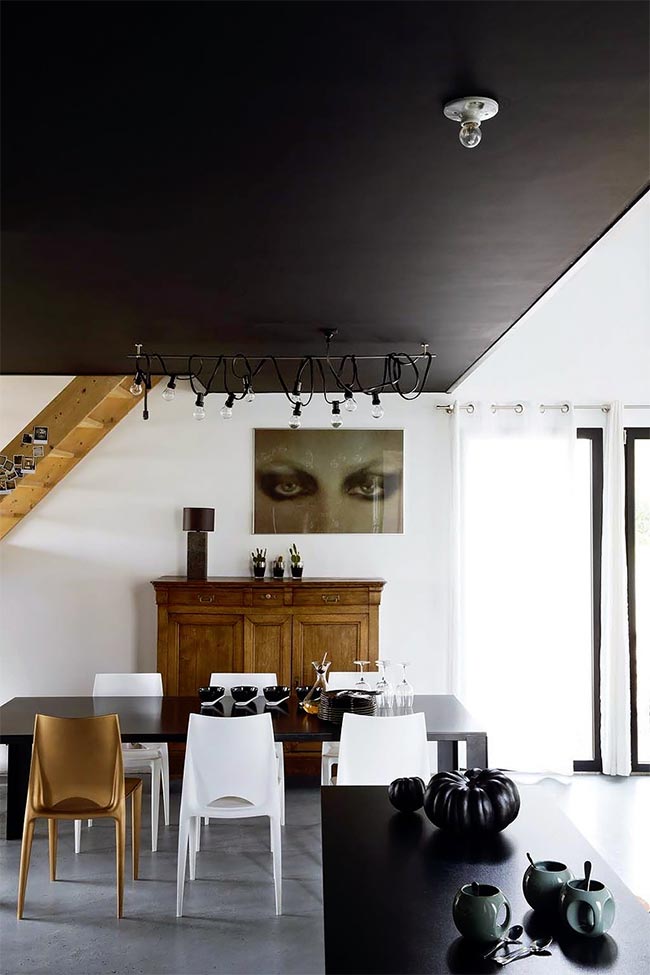 comedor-con-techo-pintado-de-negro