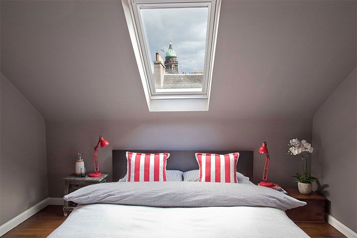 dormitorio-en-buhardilla-con-ventana-tipo-velux-techo