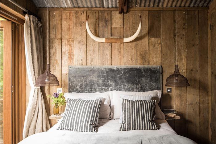 dormitorio-estilo-rustico-cabana-paredes-forradas-madera
