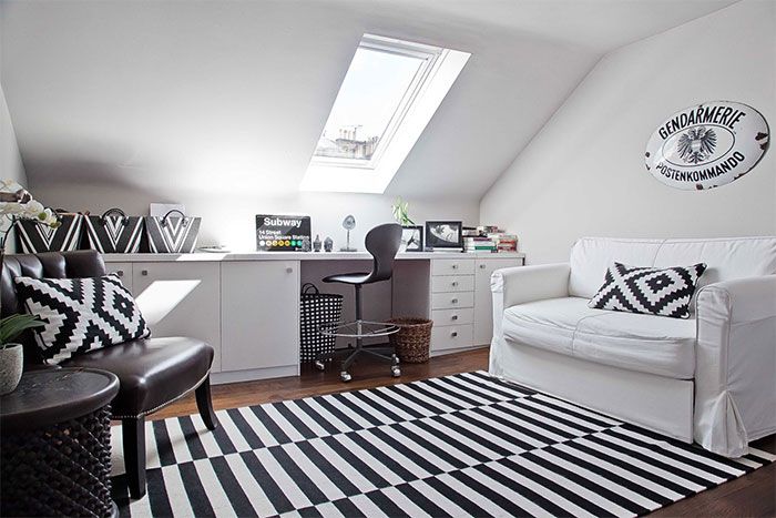 estudio-abuhardillado-decorado-en-blanco-y-negro