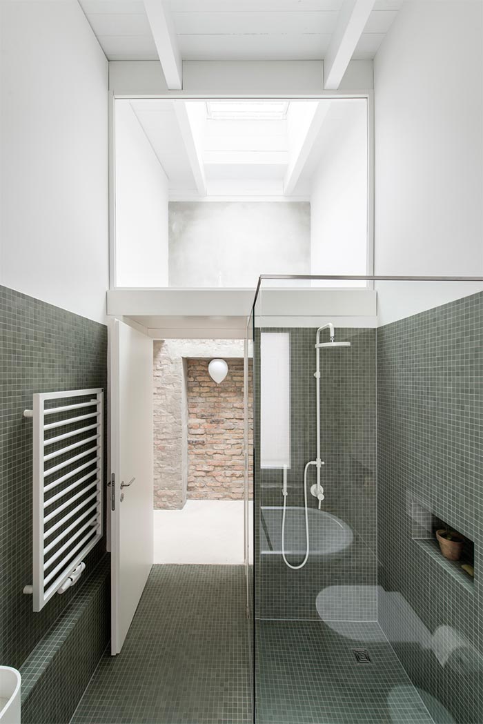 2-bano-casa-paredes-ladrillo-varios-pisos-berlin
