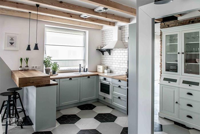 2-cocina-muebles-color-gris-claro-suelo-hexagonos-blancos-y-negros