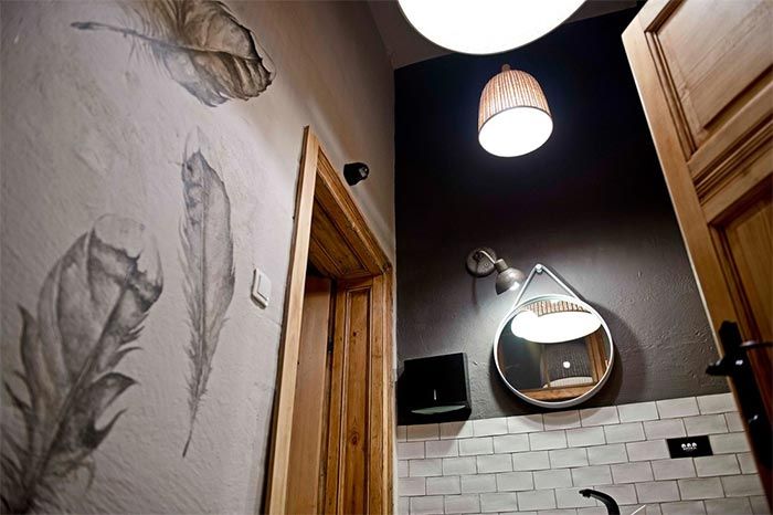 4-bano-aseo-decorado-blanco-y-negro-lavabos-bar