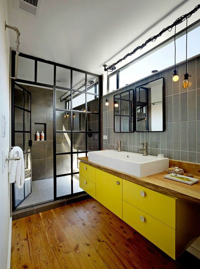 bano-mueble-amarillo-e-iluminacion-aire-industrial