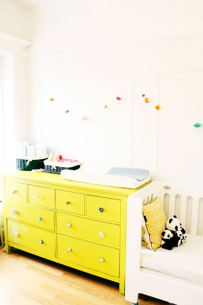 comoda-amarilla-pintada-habitacion-infantil