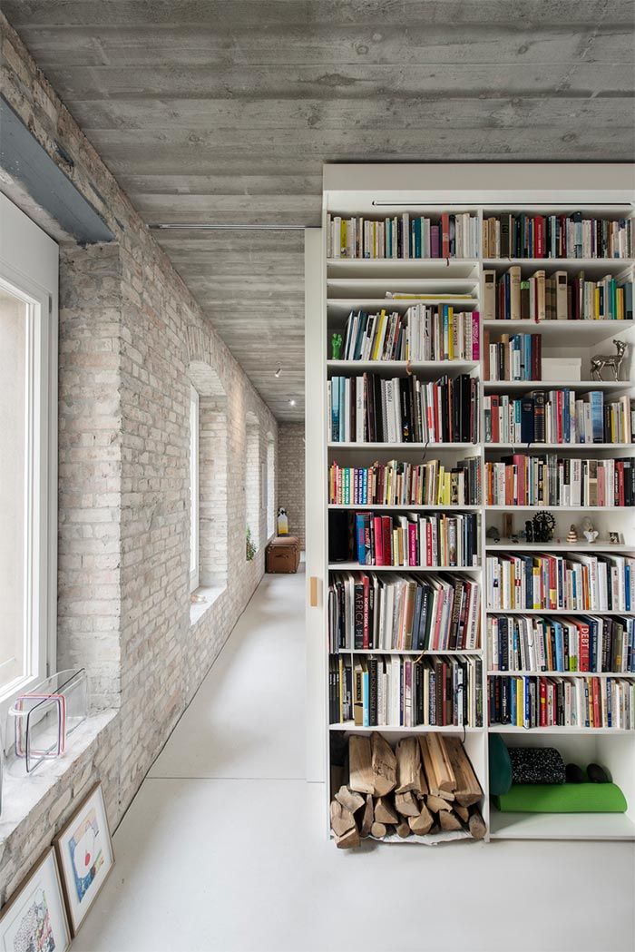 libreria-casa-paredes-ladrillo-varios-pisos-berlin