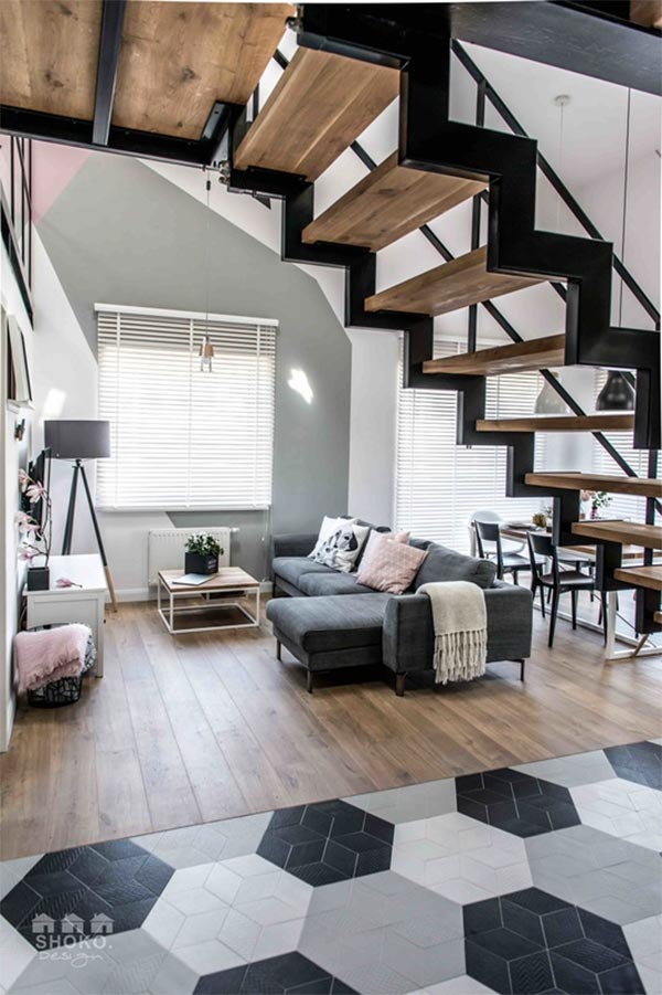 salon-sofa-gris-oscuro-suelo-combinado-madera-y-azulejos