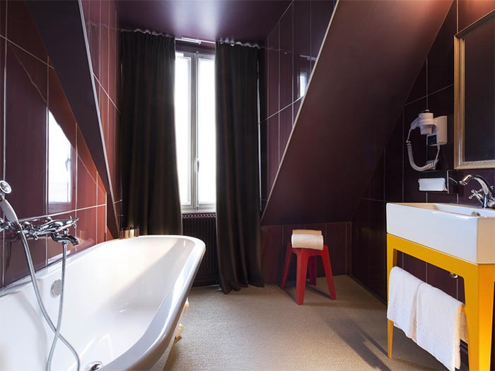 2-bano-azulejos-violeta-y-mueble-lavabo-amarillo