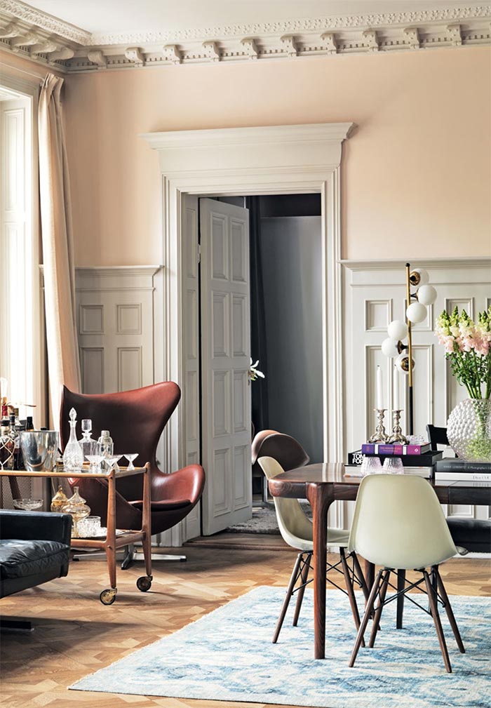 2-comedor-estilo-nordico-lampara-cristales-antigua-chimenea-esmaltada-verde