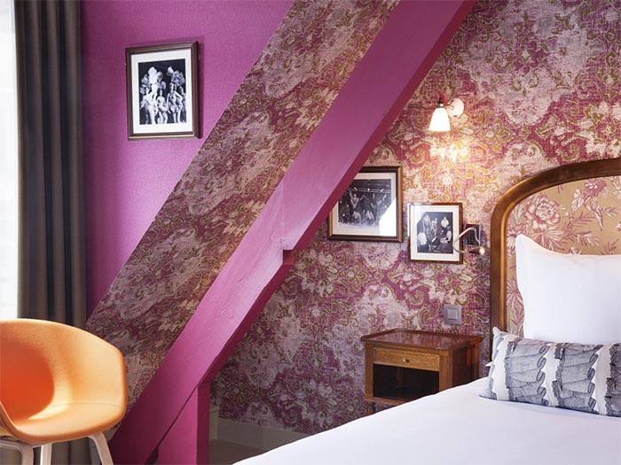 2-dormitorio-rosa-oscuro-violeta-y-amarillo