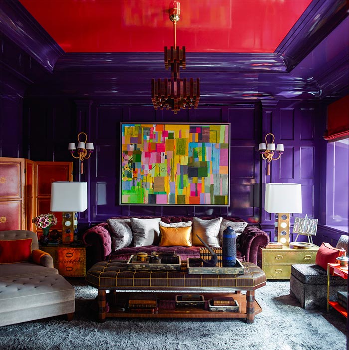 2-salon-paredes-lacadas-de-color-violeta-y-techo-rojo