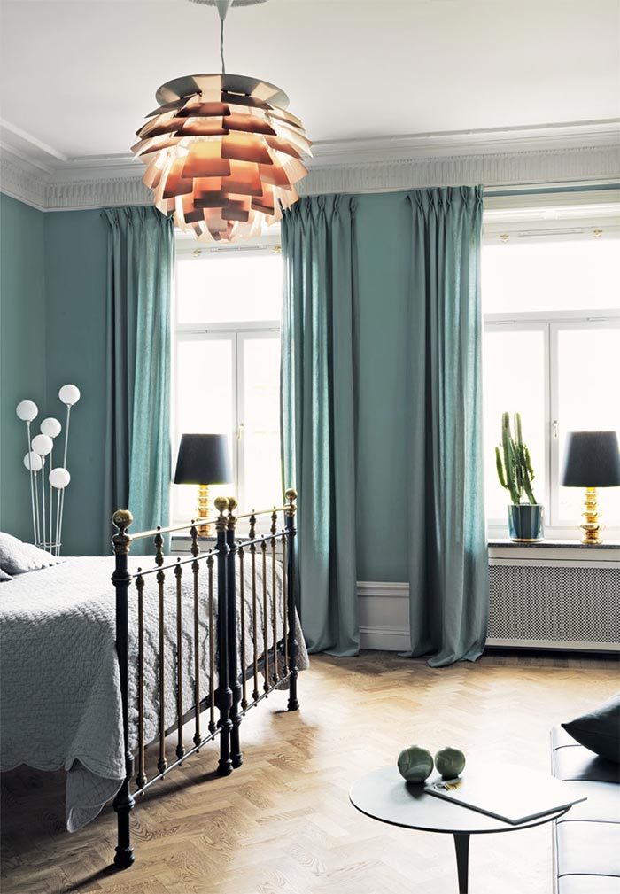 dormitorio-decorado-en-azul-con-lampara-artichoke-estocolmo