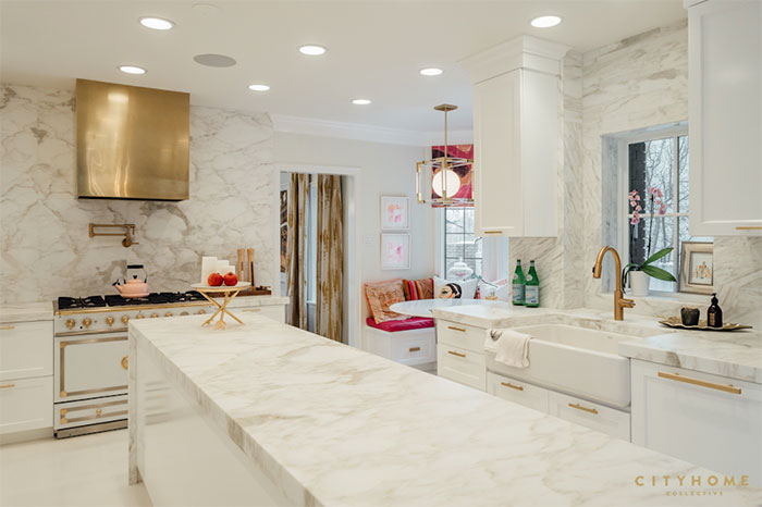 2-cocina-muebles-blancos-marmol-tiradores-dorados