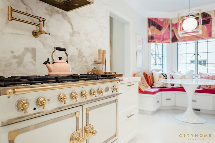 cocina-muebles-blancos-marmol-tiradores-dorados