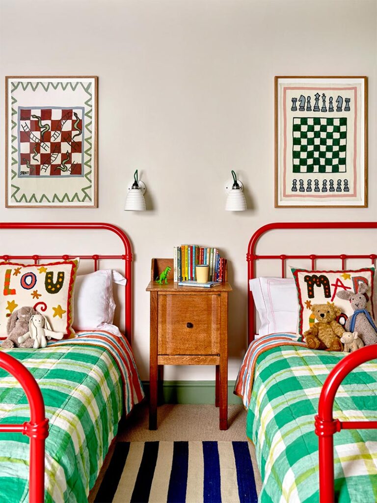 dormitorio infantil muebles recuperados camas rojas lámpara de techo de rafia y estor amarillo