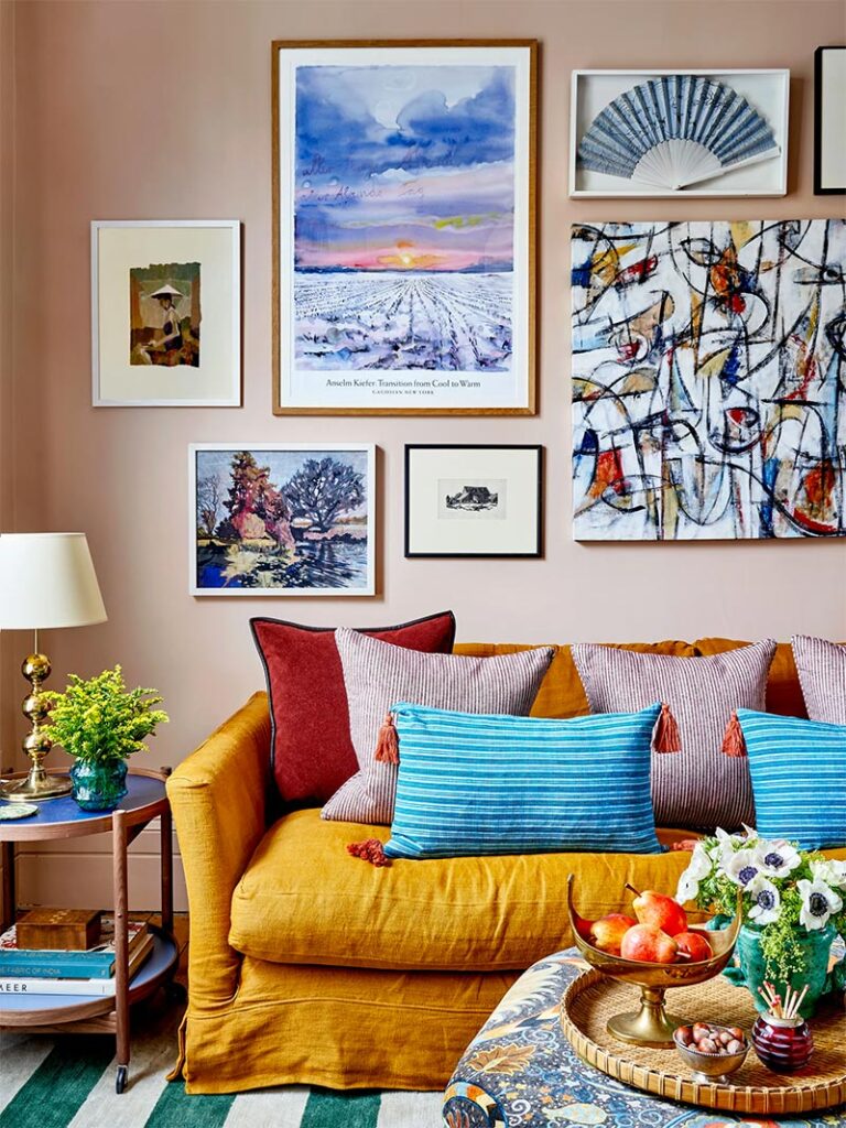 sofa amarillo y paredes rosa pálido salón